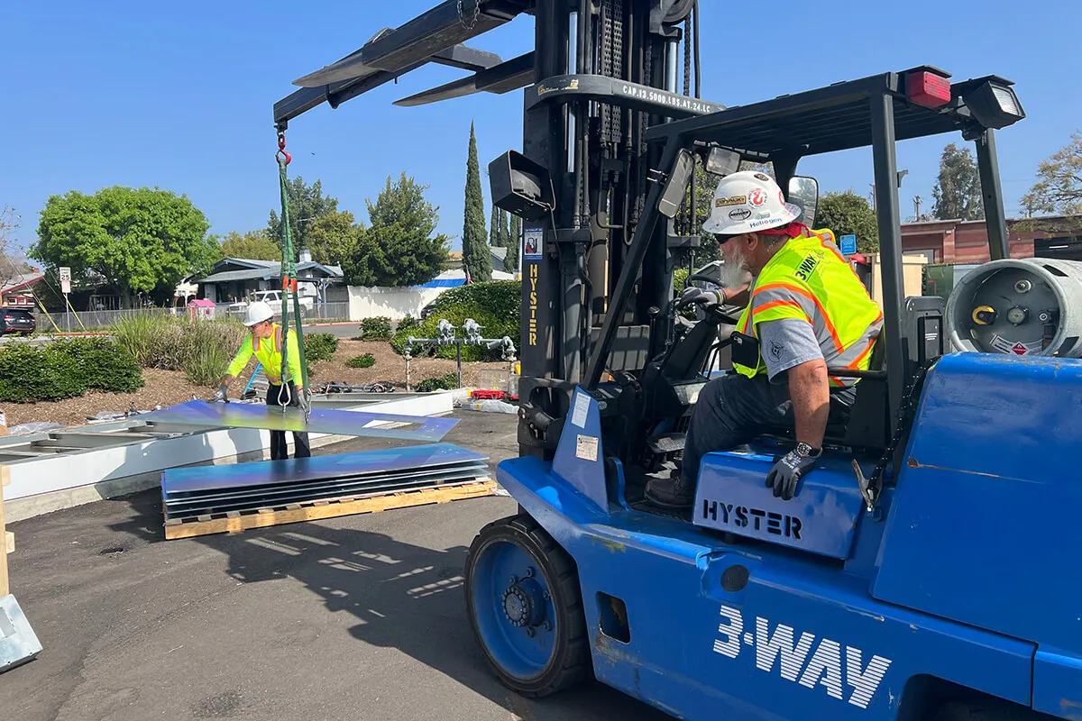 Dropshipping vs 3PL California: What’s the Difference? - 3-WAY Three Way Logistics team using equipment