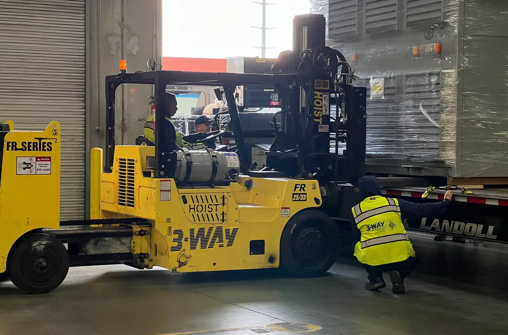 Rigging-Project Three Way Logistics rigging team lifting heavy equipment